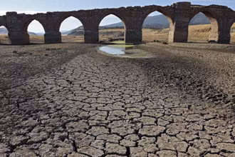 Cảnh khô hạn trên sông Guadiana, đoạn chảy qua Villarta de los Montes thuộc vùng Extremadura, Tây Ban Nha, ngày 16/8/2022. (Ảnh: AFP/TTXVN) 