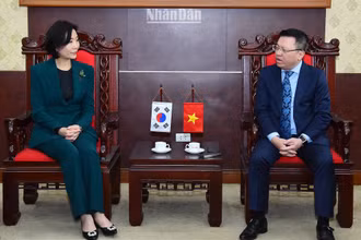Tổng Biên tập Lê Quốc Minh tiếp Đại sứ Hàn Quốc Oh Youngju tới thăm và làm việc tại Báo Nhân Dân. (Ảnh: THỦY NGUYÊN)