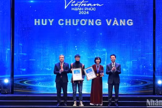 Bộ trưởng Thông tin và Truyền thông Nguyễn Mạnh Hùng và Phó Trưởng ban Tuyên giáo Trung ương Ngô Đông Hải trao huy chương Vàng cho 2 tác giả có tác phẩm đạt giải cao nhất cuộc thi.
