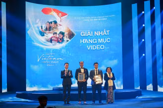 Nguyên Phó Chủ tịch nước Trương Mỹ Hoa và Bộ trưởng Thông tin và Truyền thông Nguyễn Mạnh Hùng trao Giải Nhất cho 2 tác giả. (Ảnh: TRUNG HƯNG) 