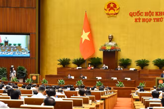 Bộ trưởng Văn hóa, Thể thao và Du lịch Nguyễn Văn Hùng trình bày tờ trình. (Ảnh: THỦY NGUYÊN)