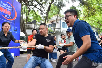 Cán bộ, công chức, viên chức, lao động, đoàn viên công đoàn Báo Nhân Dân tham gia môn thi kéo co.