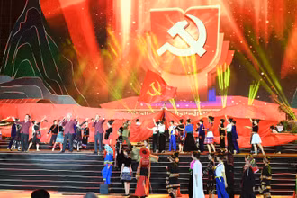 Chương trình nghệ thuật đặc biệt kỷ niệm 70 năm Chiến thắng Điện Biên Phủ. (Ảnh: DUY LINH)