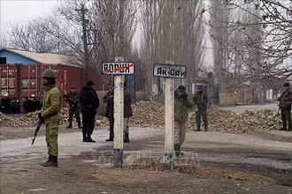 Binh sĩ Tajikistan tuần tra tại Vorukh, khu vực biên giới phía bắc giáp Kyrgyzstan. (Ảnh tư liệu: RFE/TTXVN)