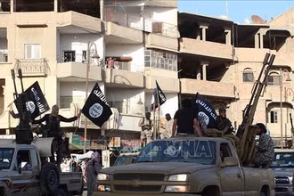 Các tay súng IS tuần tra tại thành phố Raqa, Syria. (Ảnh tư liệu: AFP/TTXVN)