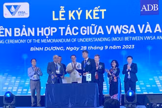 Ông Nguyễn Ngọc Điệp, Chủ tịch Hội Cấp thoát nước Việt Nam và ông Shantanu Chakraborty, Giám đốc quốc gia ADB tại Việt Nam trao biên bản ghi nhớ. (Ảnh: ADB)
