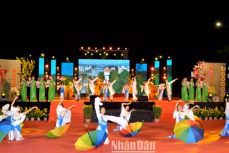 Biểu diễn chương trình nghệ thuật “Mừng Đảng-Mừng Xuân Quý Mão 2023” tại Quảng trường Nguyễn Tất Thành.