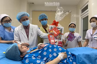 Lãnh đạo Bệnh viện Từ Dũ đến thăm, tặng quà cho các công dân nhí đầu tiên của Thành phố Hồ Chí Minh. Mỗi em bé nhận được 1 chỉ vàng và nhiều quà tặng ý nghĩa.