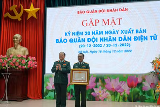 Báo Quân đội nhân dân điện tử vinh dự đón nhận Bằng khen của Thủ tướng Chính phủ nhân kỷ niệm 20 năm ngày xuất bản. (Ảnh: TRUNG HƯNG)