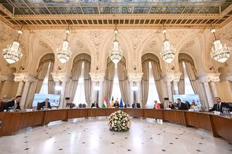 Thủ tướng Hungary Viktor Orban, Tổng thống Azerbaijan Ilham Aliyev, Tổng thống Romania Klaus Iohannis, Thủ tướng Romania Nicolae Ciuca, Chủ tịch Ủy ban châu Âu Ursula von der Leyen và Thủ tướng Gruzia Irakli Garibashvili tại lễ ký ở Bucharest, Romania, ngày 17/12/2022. (Ảnh: AFP/TTXVN)