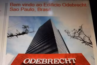 Logo của tập đoàn xây dựng Odebrecht bên trong thang máy tại trụ sở chính ở Sao Paulo, Brazil. (Ảnh: Reuters)