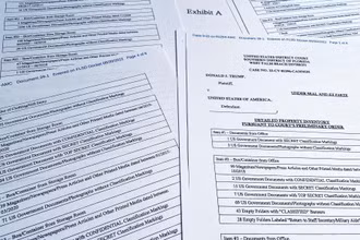 Bản kiểm kê chi tiết các tài liệu và vật dụng khác FBI tịch thu tại nhà của cựu Tổng thống Mỹ Donald Trump ở bang Florida. (Ảnh: Reuters)