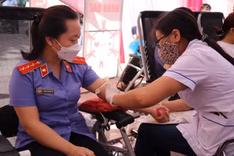 Các tình nguyện viên tham gia hiến máu.
