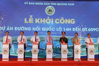 Lãnh đạo tỉnh và Quân khu 5 bấm nút khởi công công trình.