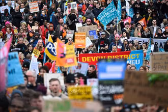 Người dân tham gia đình công yêu cầu tăng lương tại London, Anh, ngày 15/3/2023. (Ảnh: AFP/TTXVN)