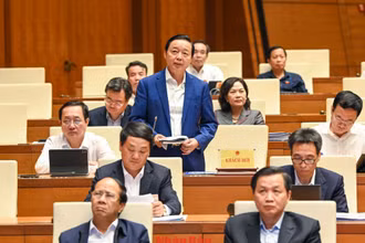Bộ trưởng Tài nguyên và Môi trường Trần Hồng Hà giải trình về những tồn tại trong công tác quản lý đất đai. (Ảnh: DUY LINH)