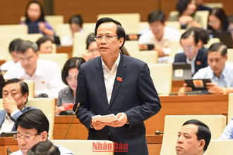 Bộ trưởng Lao động-Thương binh và Xã hội Đào Ngọc Dung phát biểu giải trình. (Ảnh: DUY LINH)