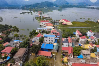 Đến trưa 15/9, sau 3 ngày nước dâng cao, nhiều nhà dân tại huyện Mỹ Đức vẫn chìm trong biển nước.
