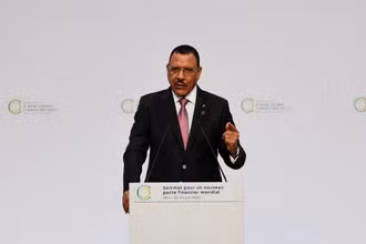 Tổng thống Niger, Mohamed Bazoum phát biểu trong phiên khai mạc Hội nghị thượng đỉnh về Hiệp ước tài chính toàn cầu mới tại Palais Brogniart, Paris, Pháp, ngày 22/6/2023. (Ảnh: Pool/Reuters)