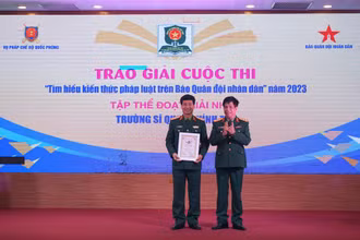 Thượng tướng Nguyễn Văn Nghĩa, Phó Tổng tham mưu trưởng Quân đội nhân dân Việt Nam trao giải nhất tập thể Cuộc thi “Tìm hiểu kiến thức pháp luật” trên Báo Quân đội nhân dân điện tử năm 2023 cho đại diện Trường Sĩ quan Chính trị. (Ảnh: TRUNG HƯNG)