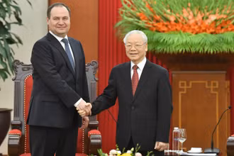 Tổng Bí thư Nguyễn Phú Trọng và Thủ tướng Cộng hòa Belarus Roman Golovchenko tại buổi tiếp. 