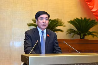 Tổng Thư ký-Chủ nhiệm Văn phòng Quốc hội Bùi Văn Cường trình bày Tờ trình dự thảo Nghị quyết ban hành Nội quy kỳ họp Quốc hội (sửa đổi). Ảnh: DUY LINH