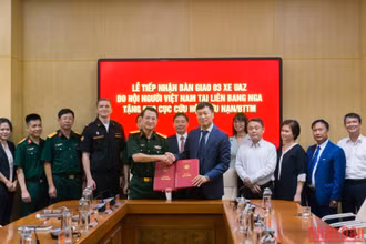Đại diện Cục Cứu hộ-Cứu nạn và Hội Người Việt Nam tại Liên bang Nga ký kết biên bản bàn giao xe.