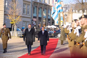 Thủ tướng Xavier Bettel chủ trì lễ đón chính thức Thủ tướng Phạm Minh Chính thăm Đại Công quốc Luxembourg. (Ảnh: VGP)