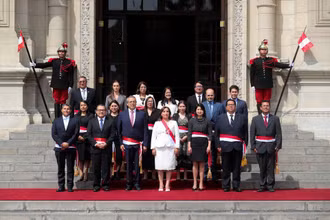 Tổng thống Peru Dina Boluarte (áo trắng, hàng đầu tiên) chụp ảnh cùng nội các mới ở Lima, Peru ngày 10/12/2022. (Ảnh: Reuters)