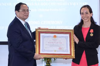 Thủ tướng Phạm Minh Chính trao Huân chương Hữu nghị của Nhà nước Việt Nam cho bà Aurélia Nguyen. (Ảnh: NHẬT BẮC)