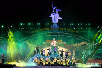 Tiết mục biểu diễn tại Chương trình nghệ thuật "Cõi thiêng Đồng Lộc - Nối mạch ngàn năm". (Ảnh: THÀNH ĐẠT)