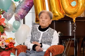 Cụ bà Tomiko Itakeoka trong sinh nhật 116 tuổi. (Nguồn: mainichi)