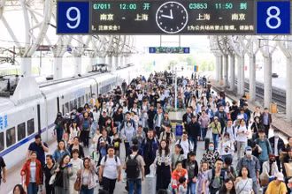 Hành khách tại ga Nam Kinh, ngày 30/4/2025. 