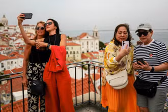 Khách du lịch thăm khu phố Alfama ở Lisbon, Bồ Đào Nha, ngày 6/6/2024. (Ảnh: Reuters) 