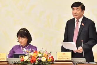 Tổng Thư ký Quốc hội Bùi Văn Cường phát biểu tại họp báo công bố kết quả Kỳ họp thứ 6, Quốc hội khóa XV. (Ảnh: THỦY NGUYÊN) 
