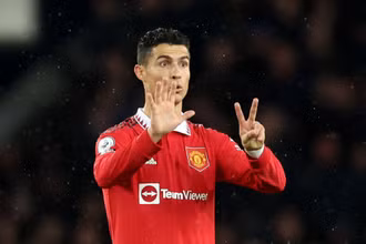 Cristiano Ronaldo ăn mừng sau khi ghi bàn vào lưới Everton. (Ảnh: Reuters)