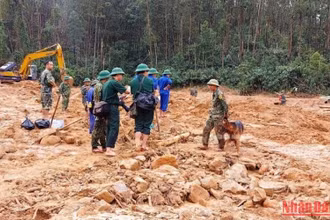 Hiện trường các lực lượng cứu hộ, cứu nạn tìm kiếm những người mất tích trong vụ sạt lở đất tại khu vực Tiểu khu 67, Trạm Kiểm lâm sông Bồ, huyện Phong Ðiền, tỉnh Thừa Thiên Huế. (Ảnh: CÔNG HẬU) 