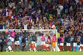 Các cầu thủ Pháp ăn mừng lọt vào tứ kết World Cup 2022. (Ảnh: Reuters)