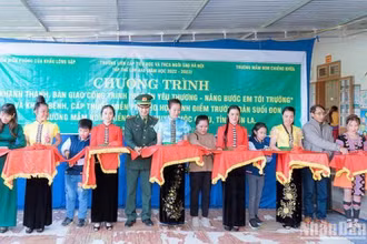 Cắt băng khánh thành “Bếp ăn yêu thương - Nâng bước em tới trường”.