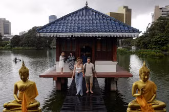 Khách du lịch đến thăm ngôi đền Phật giáo Gangaramaya ở Colombo, Sri Lanka, ngày 2/7/2023. (Ảnh: Reuters) 