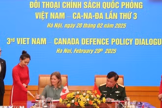 Thứ trưởng Quốc phòng, Thượng tướng Hoàng Xuân Chiến và bà Stefanie Beck, Thứ trưởng Quốc phòng Canada ký Biên bản Đối thoại chính sách quốc phòng Việt Nam-Canada lần thứ 3. (Ảnh: TTXVN)