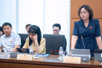 Đại biểu Lò Thị Luyến, Phó Trưởng Đoàn đại biểu Quốc hội chuyên trách tỉnh Điện Biên phát biểu thảo luận tại Tổ 8. (Ảnh: TRUNG HƯNG)