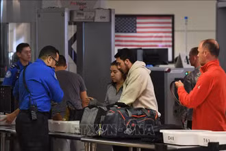 Nhân viên an ninh làm thủ tục kiểm tra tại sân bay LAX ở Los Angeles, bang California, Mỹ. (Ảnh tư liệu: AFP/TTXVN)