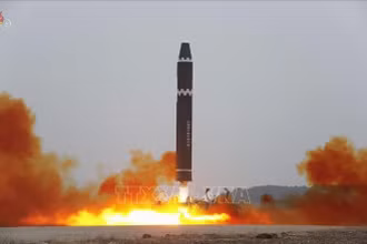 Một vụ phóng thử tên lửa đạn đạo liên lục địa Hwasong-15 của Triều Tiên ngày 18/2/2023. (Ảnh: Yonhap/TTXVN)