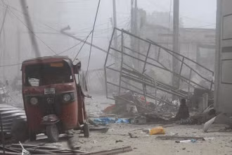 Hiện trường vụ nổ gần tòa nhà Bộ Giáo dục Somalia trên đường K5 ở thủ đô Mogadishu, ngày 29/10/2022. Ảnh: Reuters