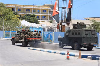 Binh sĩ Somalia tuần tra gần hiện trường vụ tấn công nhằm vào khách sạn ở Mogadishu, Somalia, ngày 15/3/2024. (Ảnh tư liệu minh họa: AFP/TTXVN)