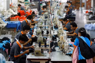 Công nhân làm việc tại một nhà máy may mặc ở Bangkok, Thái Lan. (Ảnh: Reuters) 