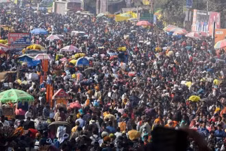 Những người hành hương tham gia lễ hội tôn giáo Kumbh Mela ở thành phố Prayagraj, Ấn Độ. (Ảnh: ANI/TTXVN)