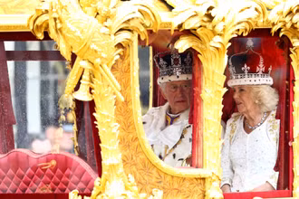 Vua Charles III và Hoàng hậu Camilla rời Tu viện Westminster sau lễ đăng quang. (Ảnh: Reuters)