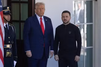 Tổng thống Hoa Kỳ Donald Trump đón Tổng thống Ukraine Volodymyr Zelensky tại Nhà trắng ở Washington, D.C., Hoa Kỳ, ngày 28/2/2025. (Ảnh: Xinhua) 